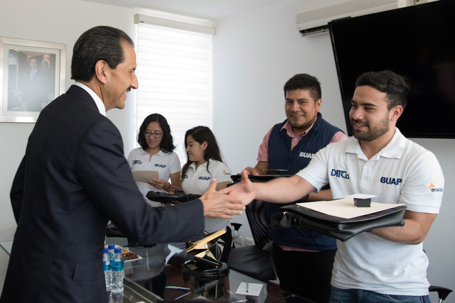 Foto: Cortesía Esparza Ortiz entrega reconocimientos a alumnos ganadores de la Competencia Nacional Enactus
