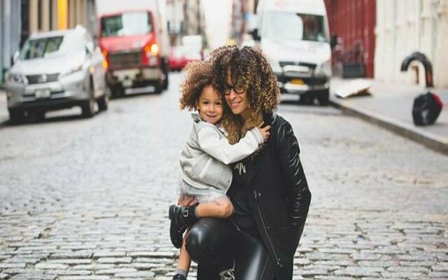 Madres solteras suelen tener niños más inteligentes, independientes y exitosos, según estudio