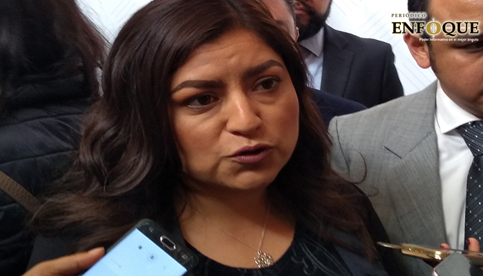 Foto: Daniel Jiménez Remunicipalización del servicio de agua es una demanda ciudadana: Claudia Rivera Puebla, Pue. La presidenta municipal, Claudia Rivera Vivanco, descartó que con el intento de revocación de contrato a la empresa Agua de Puebla Para Todos se esté intentando simplemente cumplir con una promesa de campaña, pues refiere que únicamente tiene la intención de devolverle al municipio las facultades que se le quitaron con la privatización del servicio de agua porque es una demanda ciudadana. Rivera Vivanco descartó además que el intento de revocación sea una cortina de humo con la que pretende ocultar los supuestos malos resultados que ha dado hasta el momento su administración, pues argumentó que este asunto inició siguiendo procesos jurídicos y administrativos para remunicipalizar el servicio de agua potable. Asimismo, negó que este proceso pueda traer al municipio dificultades financieras, e insistió en que el Ayuntamiento no pagará la indemnización a la firma, pues refiere que existen quejas de ciudadanos a los que se les hace el cobro del servicio y no lo reciben, sin mencionar que las cifras han registrado aumentos. Añadió que la apuesta de su gobierno es la de garantizar que todos los poblanos cuenten con el servicio hídrico, no obstante, admite que es un trabajo que llevará tiempo. Es importante mencionar que el secretario General de Gobernación, Fernando Manzanilla Prieto, declaró que la decisión de revocar a Agua de Puebla la concesión del servicio dependerá completamente del próximo gobernador, Miguel Barbosa Huerta, pues la administración estatal se encargará de analizar y valorar las condiciones jurídicas y económicas. Sin embargo, recordó que la creación de SOAPAP tuvo la intención de abastecer al estado porque ningún municipio cuenta con la facultad económica para solventarlo.