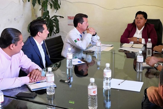 Foto: Especial Karina Pérez y Luis Alberto Arriaga atienden problemática de tianguis de Lázaro Cárdenas