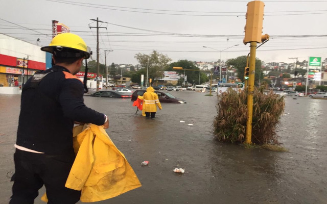 Ayuntamiento auxilia a vehículos varados por fuerte lluvia en La Margarita