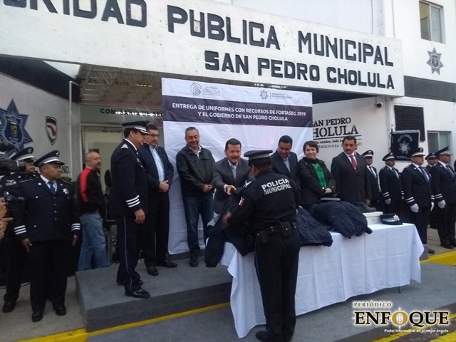 Foto: Omar Sánchez Entrega Arriaga Lila nuevos uniformes a elementos de la Policía Municipal de Cholula