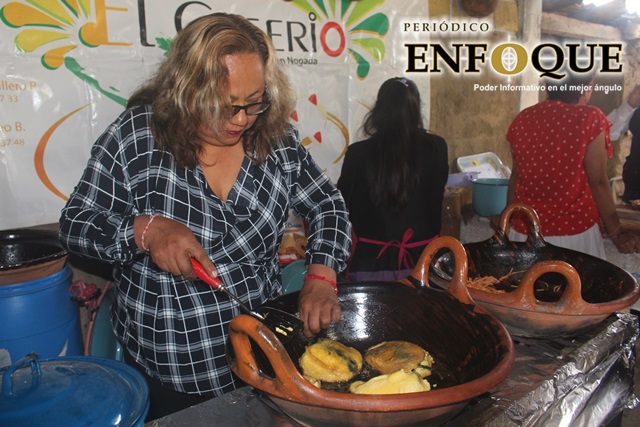 Amas de casa invitan a la Feria del Chile en Nogada en San Andrés Calpan 