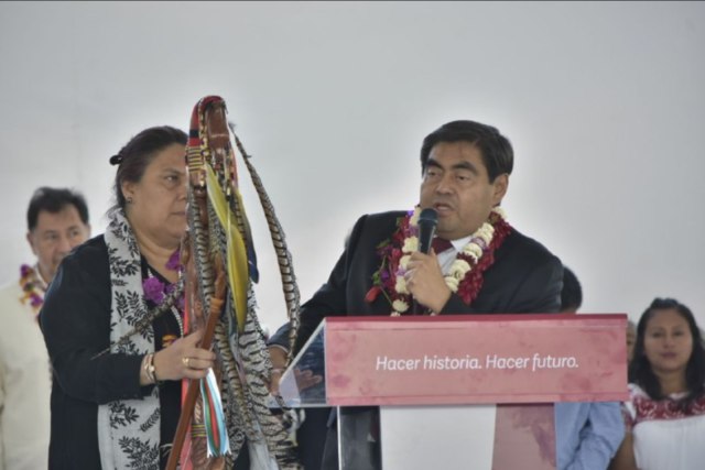 Foto: Twitter Barbosa Huerta recibe por parte de pueblos originarios el “Bastón de Mando”