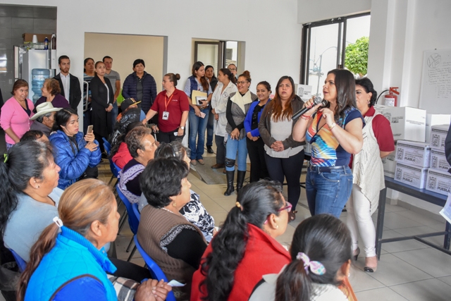 Norma Layón entregó apoyos de diversos programas a texmeluquenses 