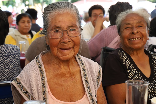 Convive Karina Pérez Popoca con más tres mil abuelitos y abuelitas de San Andrés Cholula 