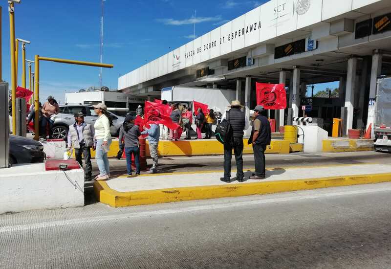 Organizaciones campesinas se manifiestan en diversos puntos de la México-Puebla