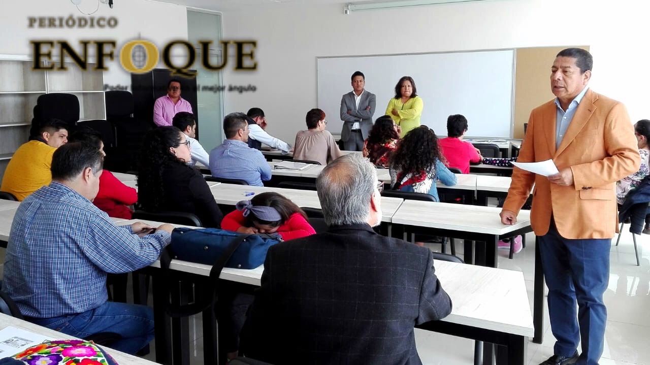 SNTE 51 entrega cheques del seguro visa adicional