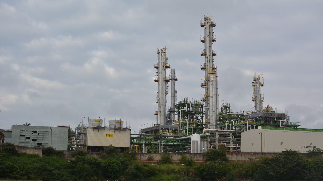 Pemex contiene caída en producción de crudo