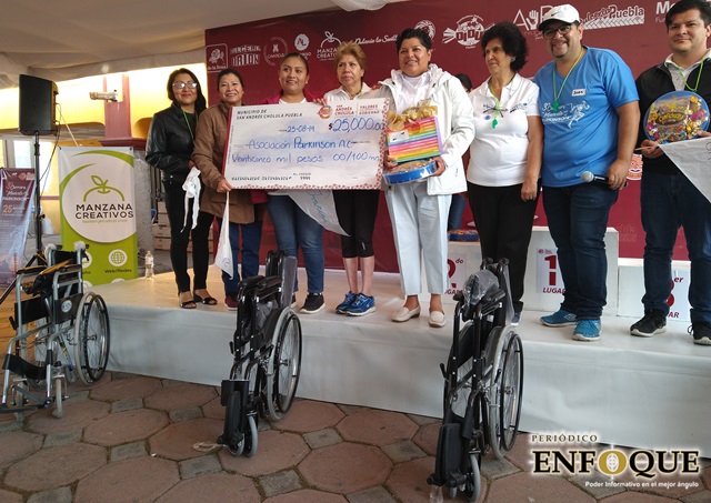 Entrega Karina Pérez sillas de ruedas y 25 mil pesos a Asociación Parkinson de Puebla  	