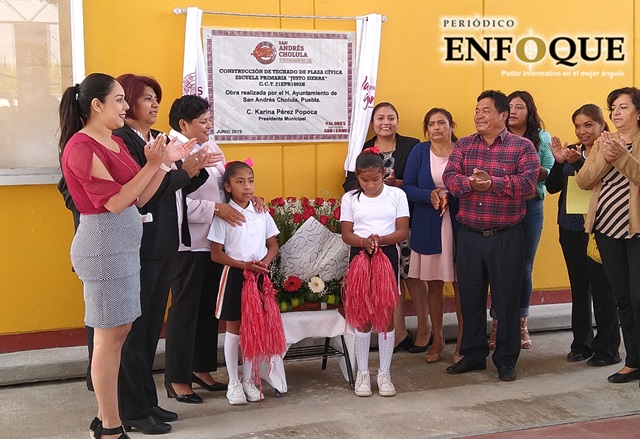 Foto: Omar Sánchez Entrega Karina Pérez domo de escuela Justo Sierra de Cacalotepec