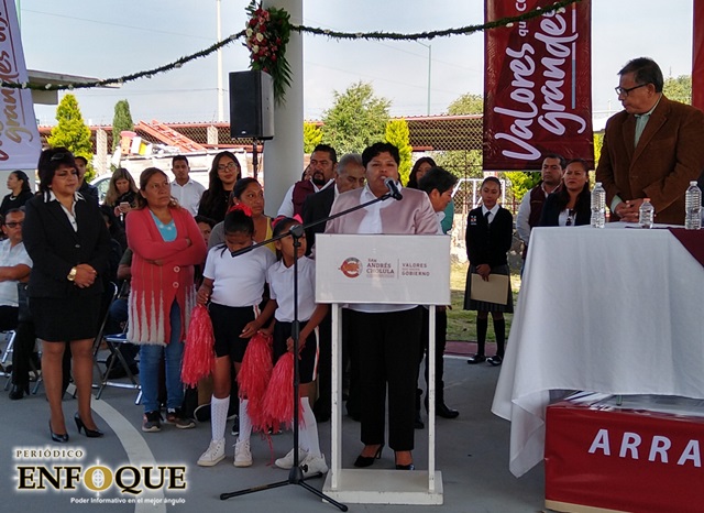 Entrega Karina Pérez domo de escuela Justo Sierra de Cacalotepec 