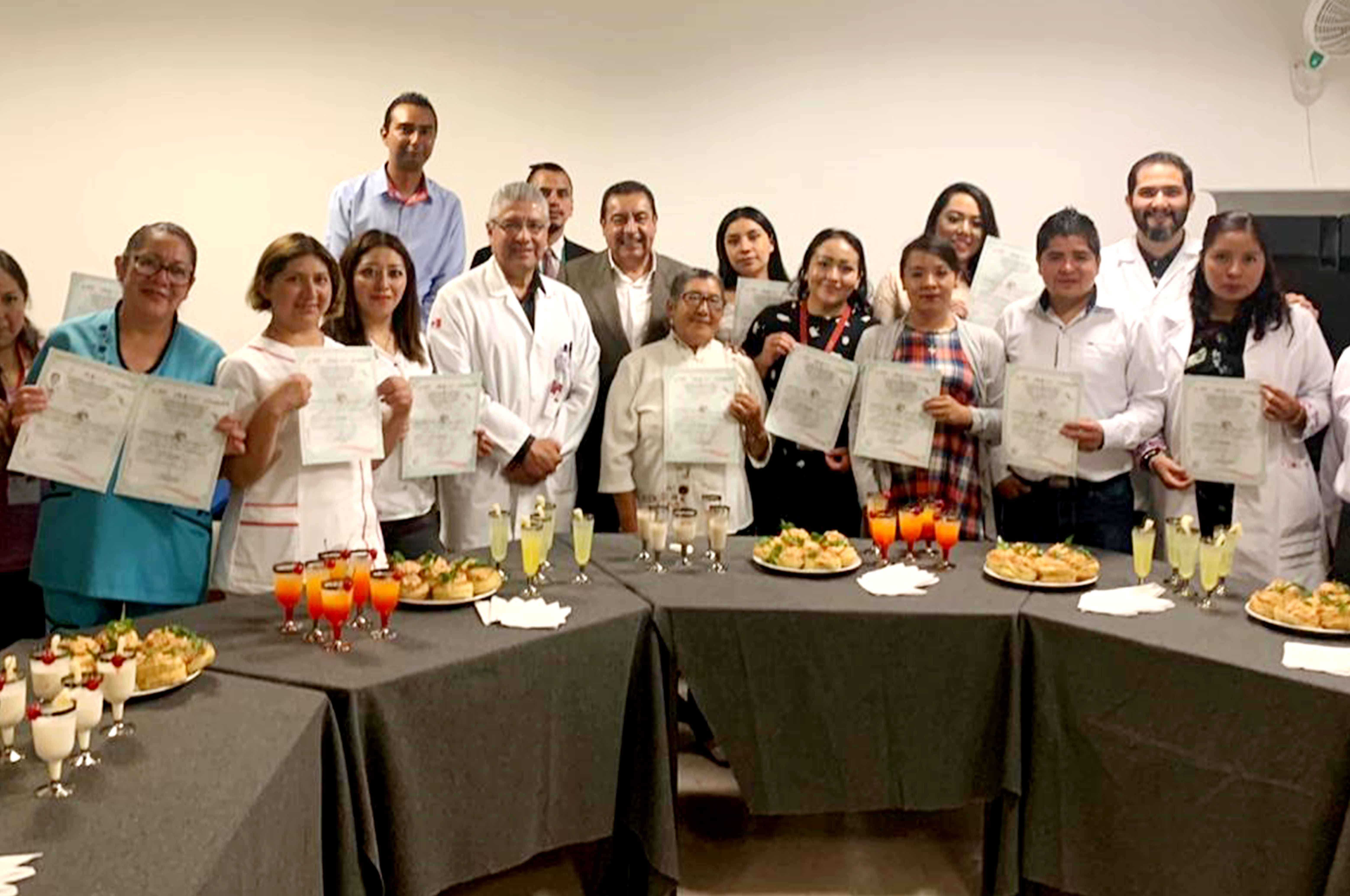 Entrega ICATLAX constancias en control higiénico de alimentos a personal del ISSSTE