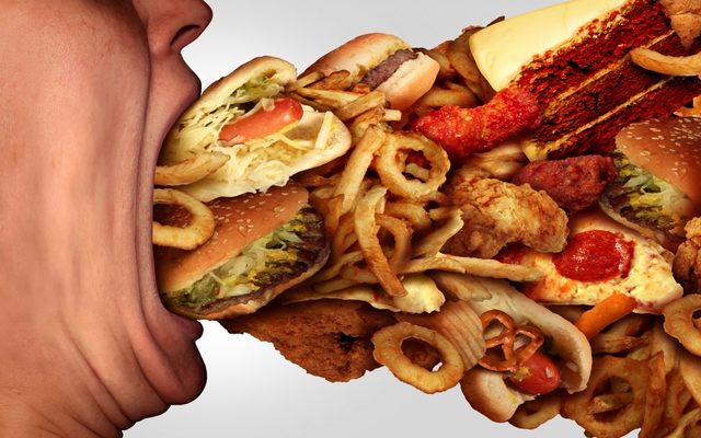 Comer en exceso es más perjudicial para el planeta que desperdiciar comida