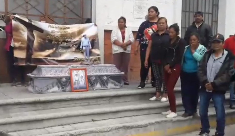 Pobladores de Palmarito exigen mayor seguridad; con féretro de campesino se manifiestan en alcaldía de Tecamachalco