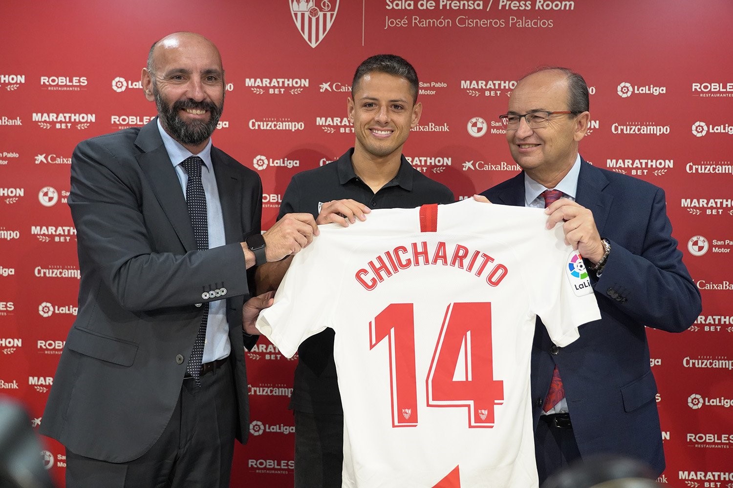 "Sevilla es una bendita oportunidad": dice Chicharito al ser presentado en España 