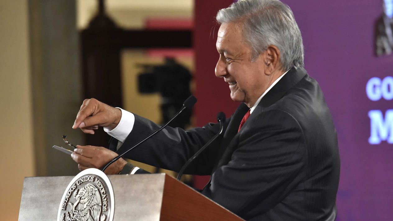 AMLO presenta cámara de espionaje encontrada en Palacio Nacional