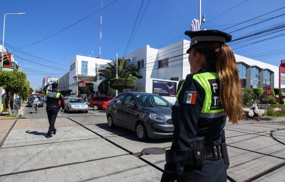 Foto: Especial Padre de familia amaga a director de escuela con arma de fuego para inscribir a su hijo