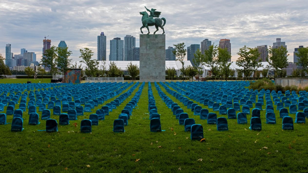 Foto: Cortesía  Unicef hace un 'cementerio' con mochilas azules por cada niño muerto en zonas de conflicto en 2018