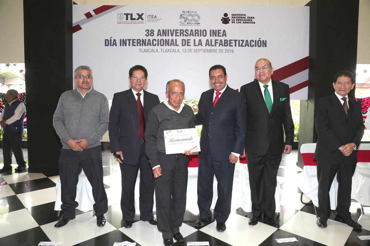 Reconoce secretario de educación trayectoria de trabajadores de ITEA