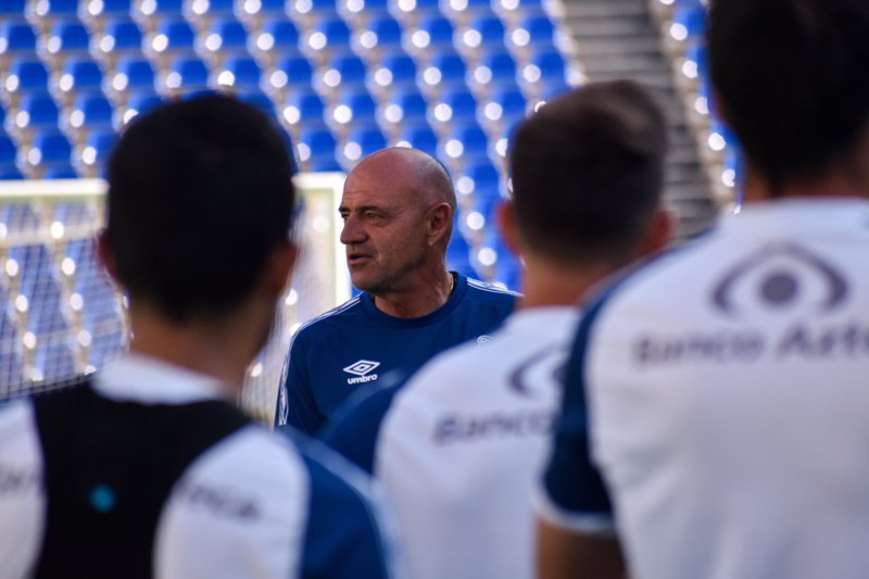 Jugadores tienen secuestrado al Puebla, revela Chelís