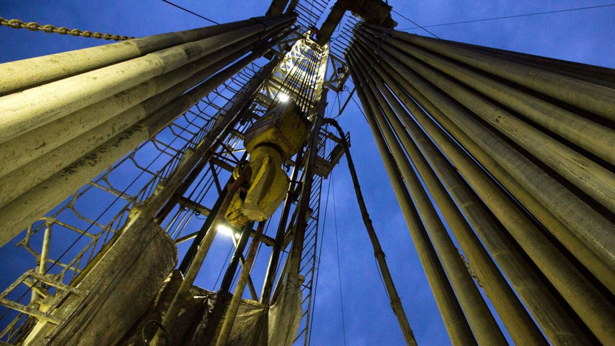 Precios del crudo caen más de 5%