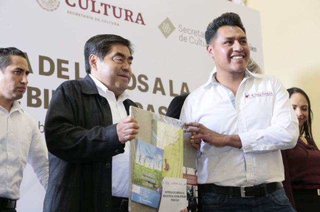 Foto; Twitter Encabeza Barbosa Huerta inicio de entrega de libros a la Red Estatal de Bibliotecas Públicas