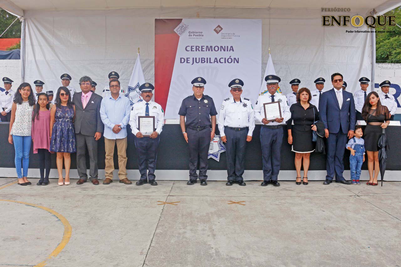 Reconocen a elementos con 28 y 33 años de servicio de la SSP 