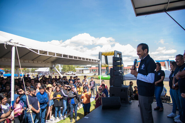 Foto: Cortesía  Esparza Ortiz da la bienvenida a estudiantes del Complejo Regional Norte