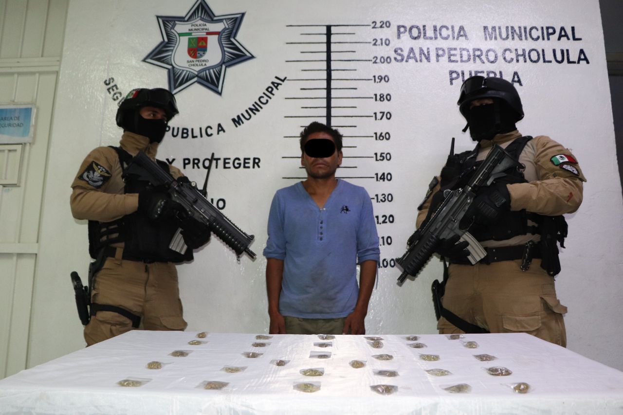 Detiene policía de San Pedro Cholula a presunto vendedor de sustancias prohibidas Detiene policía de San Pedro Cholula a presunto vendedor de sustancias prohibidas