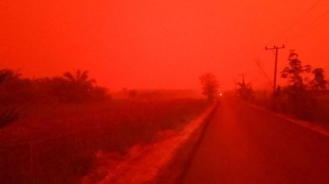 Foto: Cortesía  "Esto no es Marte": las espectaculares imágenes en Indonesia que muestran el cielo teñido de rojo