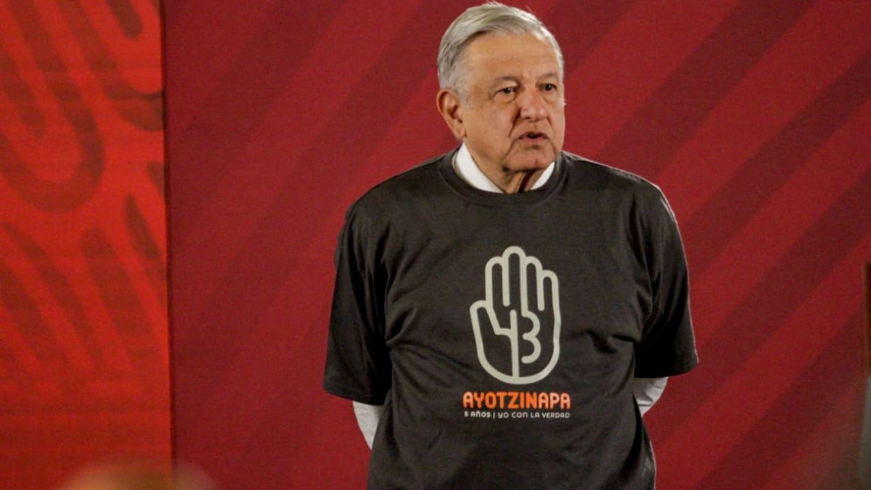 AMLO viste playera especial regalada por los padres de los normalistas de Ayotzinapa