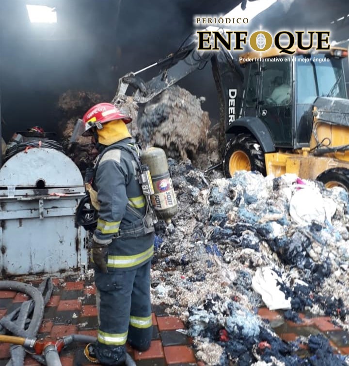 Foto: Cortesía  En Amozoc se quema taller de sillones