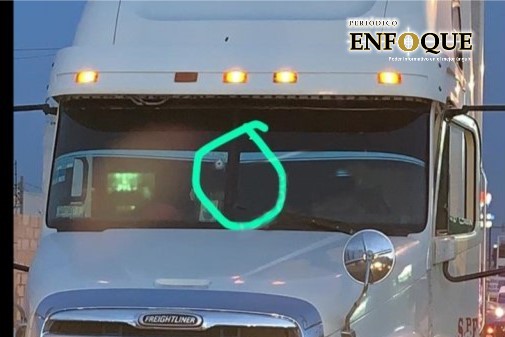 Foto: Cortesía  En Tecamachalco balean tráiler para intentar robarlo