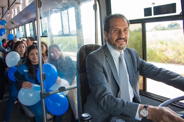 Esparza Ortiz entrega unidad 54 del STU a preparatoria Emiliano Zapata extensión San Martín Texmelucan