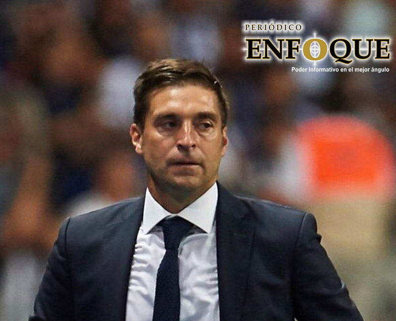 Aficionados de Monterrey festejan salida de Diego Alonso 