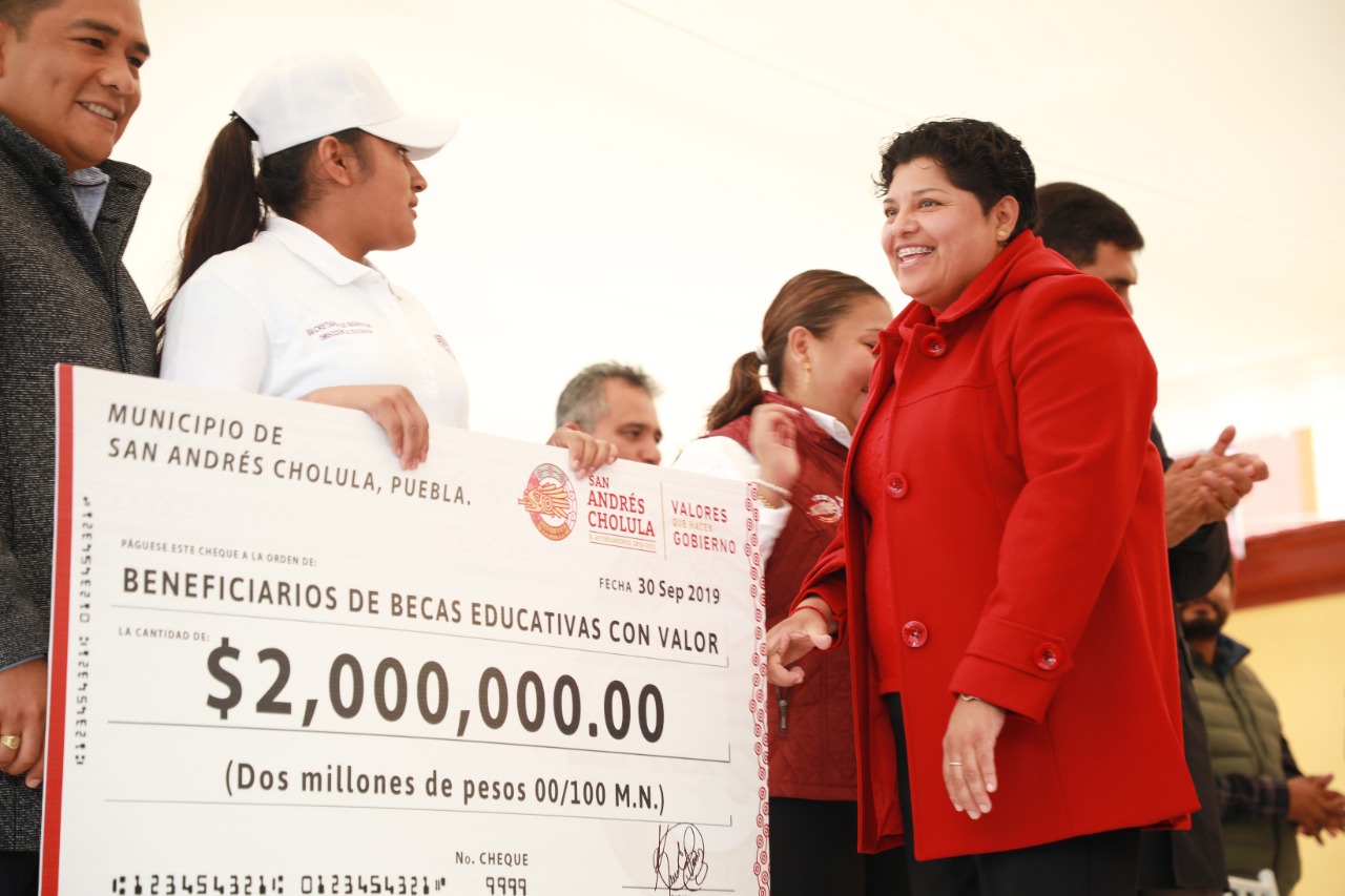 Karina Pérez Popoca encabeza entrega de las Becas Educativas con Valor