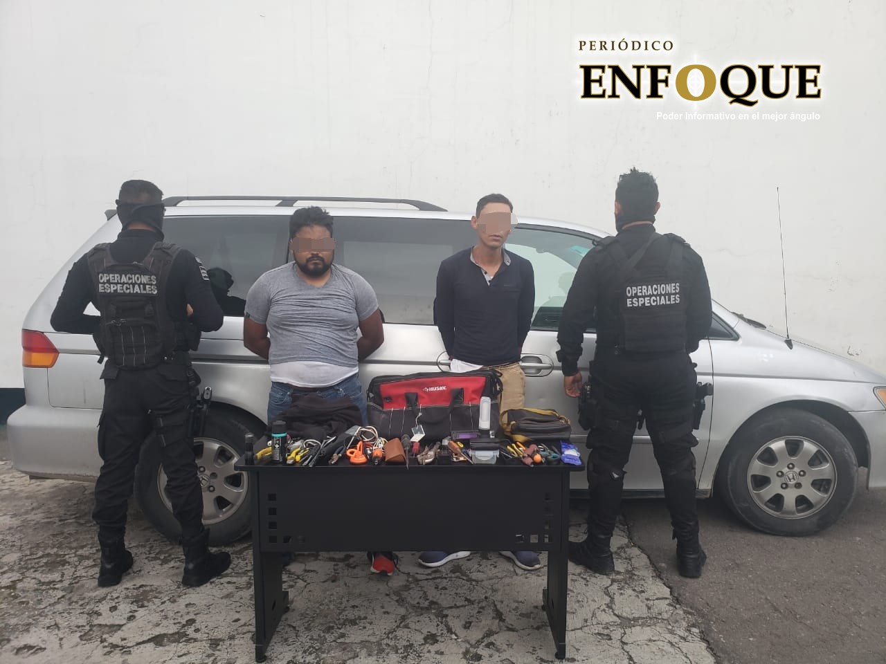 Detienen a dos por robo a interior de un vehículo