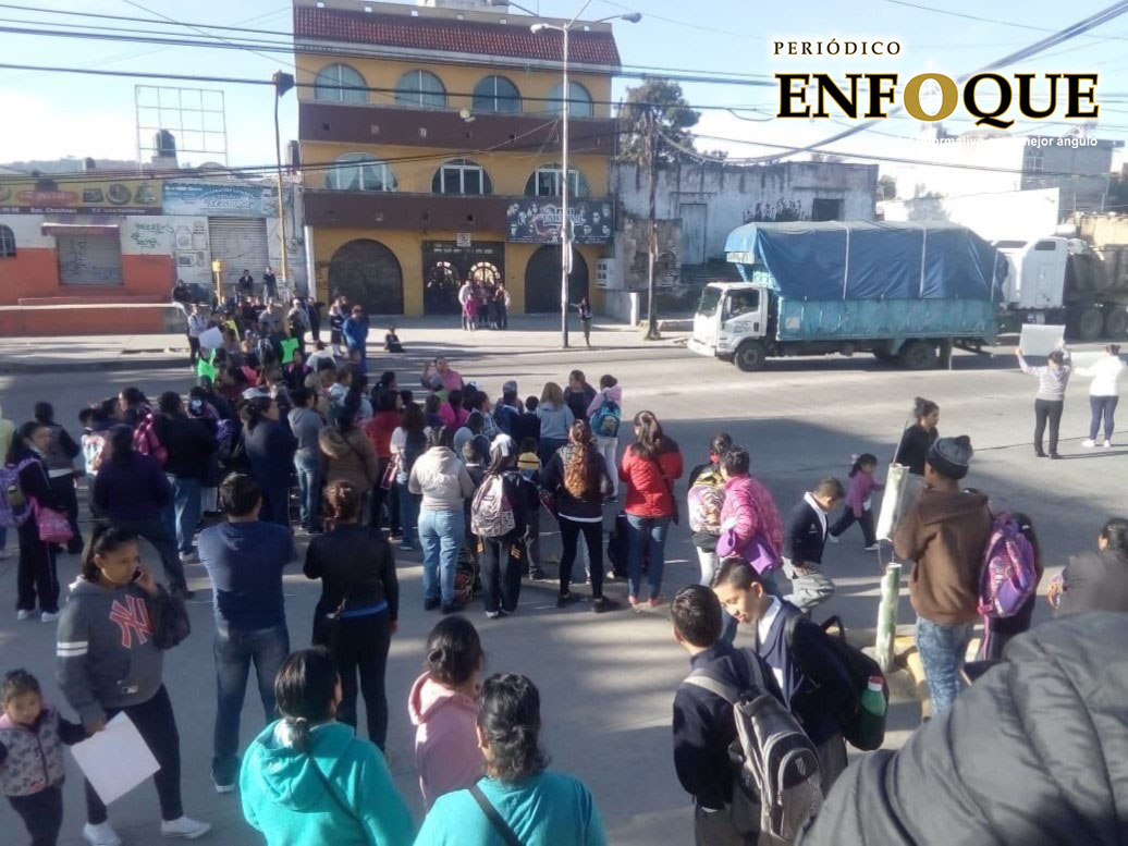 Foto: Marisol Oropeza Padres de familia exigen maestros; bloquean vialidad como medida de presión