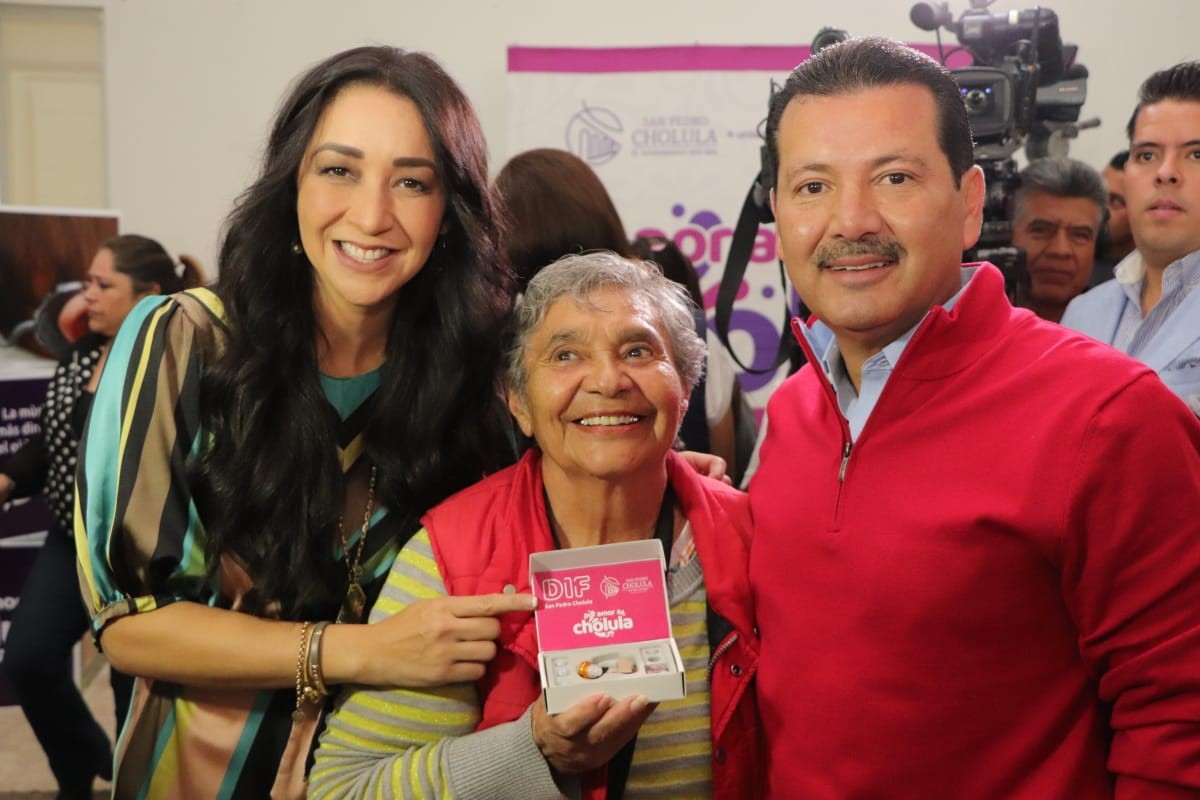 Foto: Cortesía  A través de “Por Amor a Cholula” DIF Municipal de San Pedro Cholula logra la entrega de 80 equipos auditivos