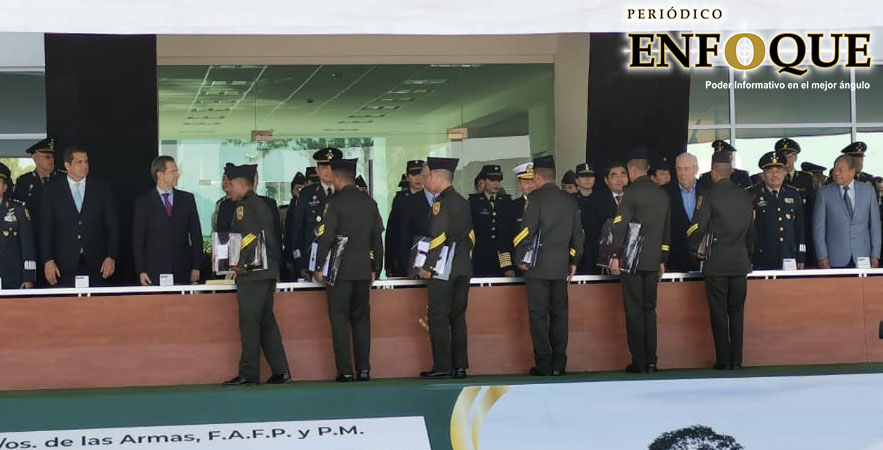 Foto: Gabriela García Guzmán AMLO y MBH certifican y gradúan a sargentos