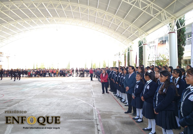 Entrega Karina Pérez domo escolar de bachillerato de San Antonio Cacalotepec 