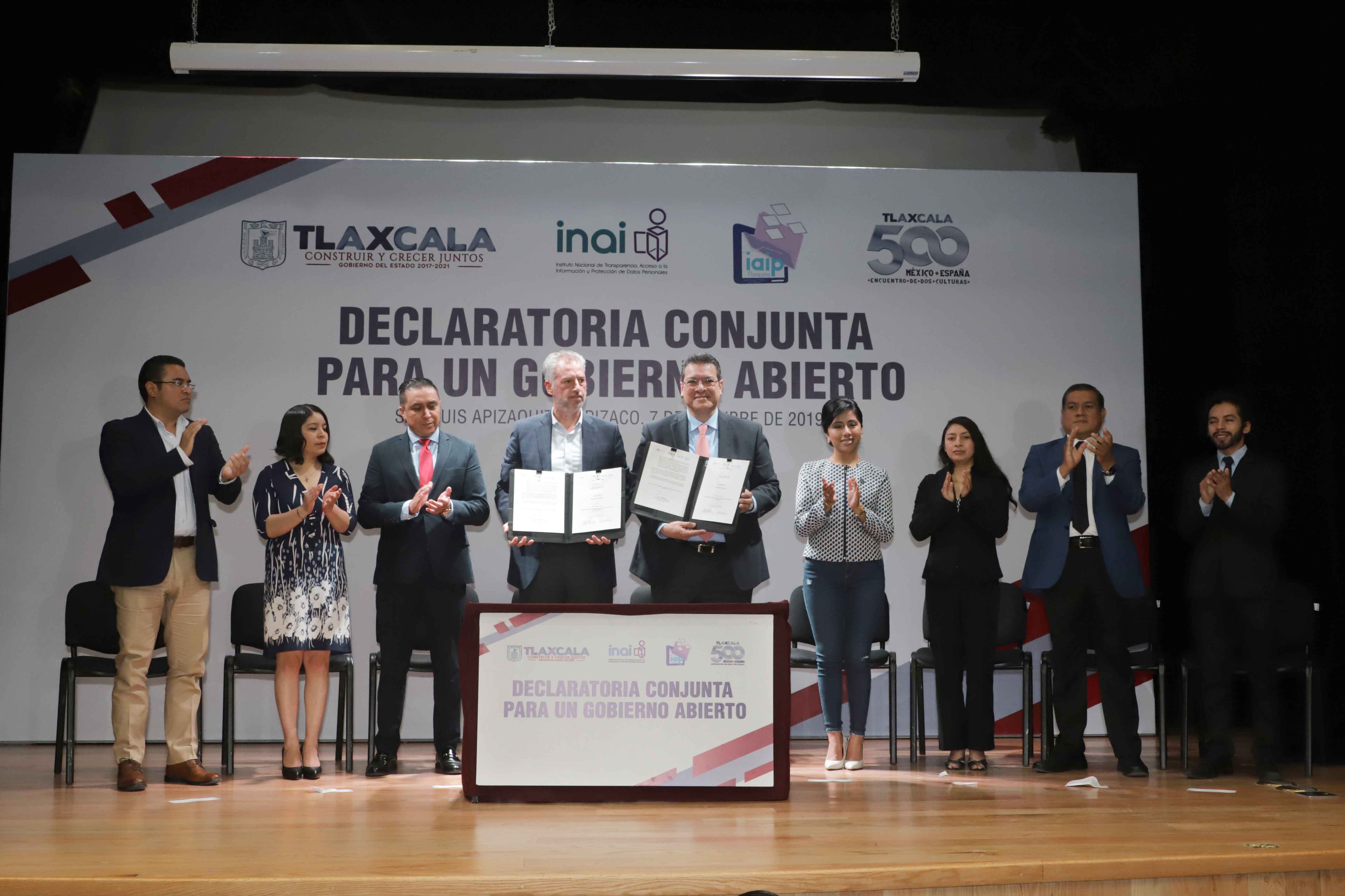 Foto: Cortesía  Marco Mena y Joel Salas, comisionado del INAI, firman  Declaratoria Conjunta de Gobierno Abierto