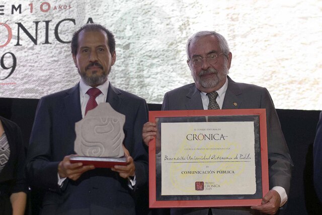 Foto: Cortesía  BUAP recibe Premio Crónica 2019