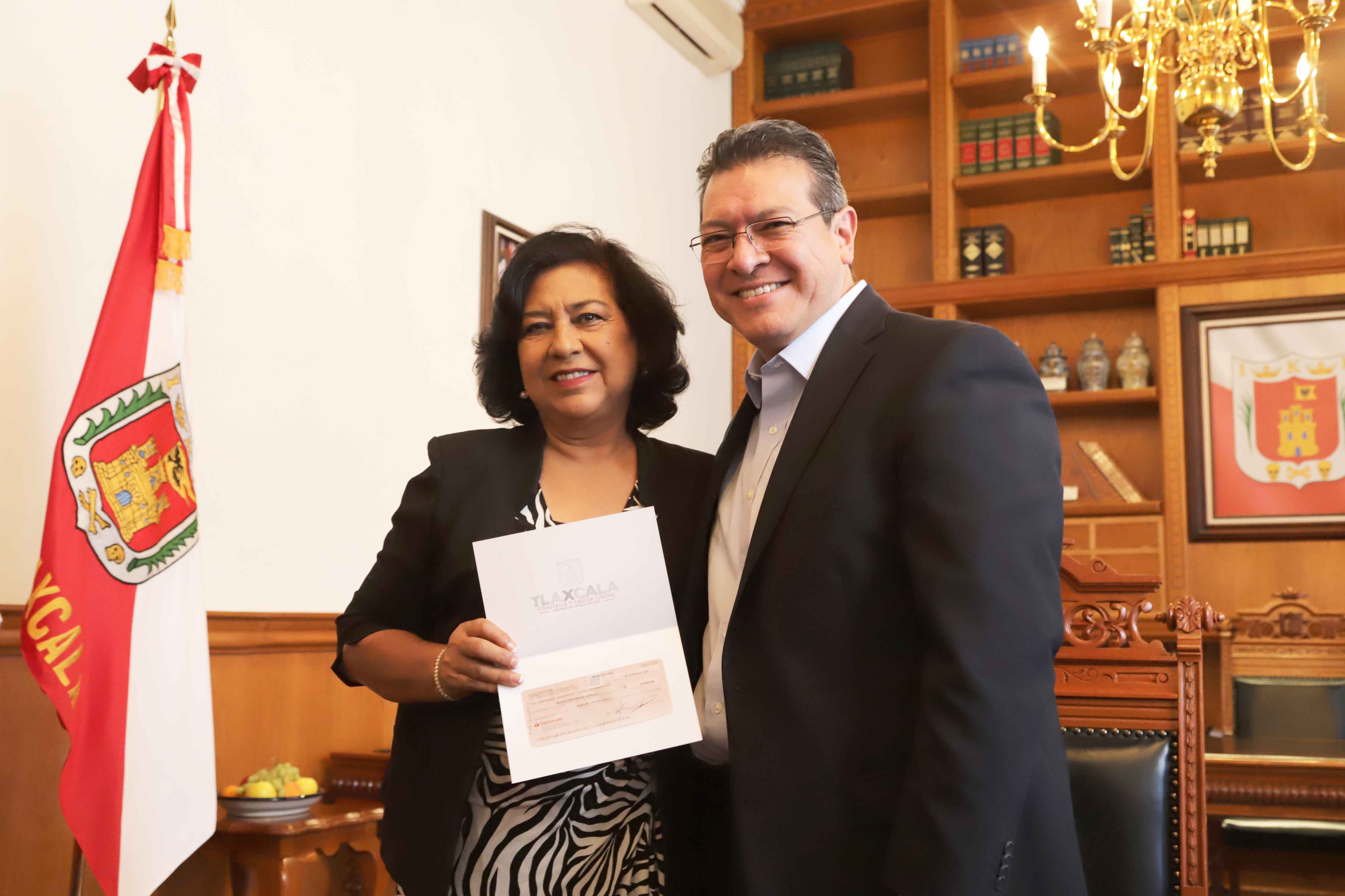 Marco Mena entrega estímulos económicos a ganadoras del Concurso Nacional de Gastronomía