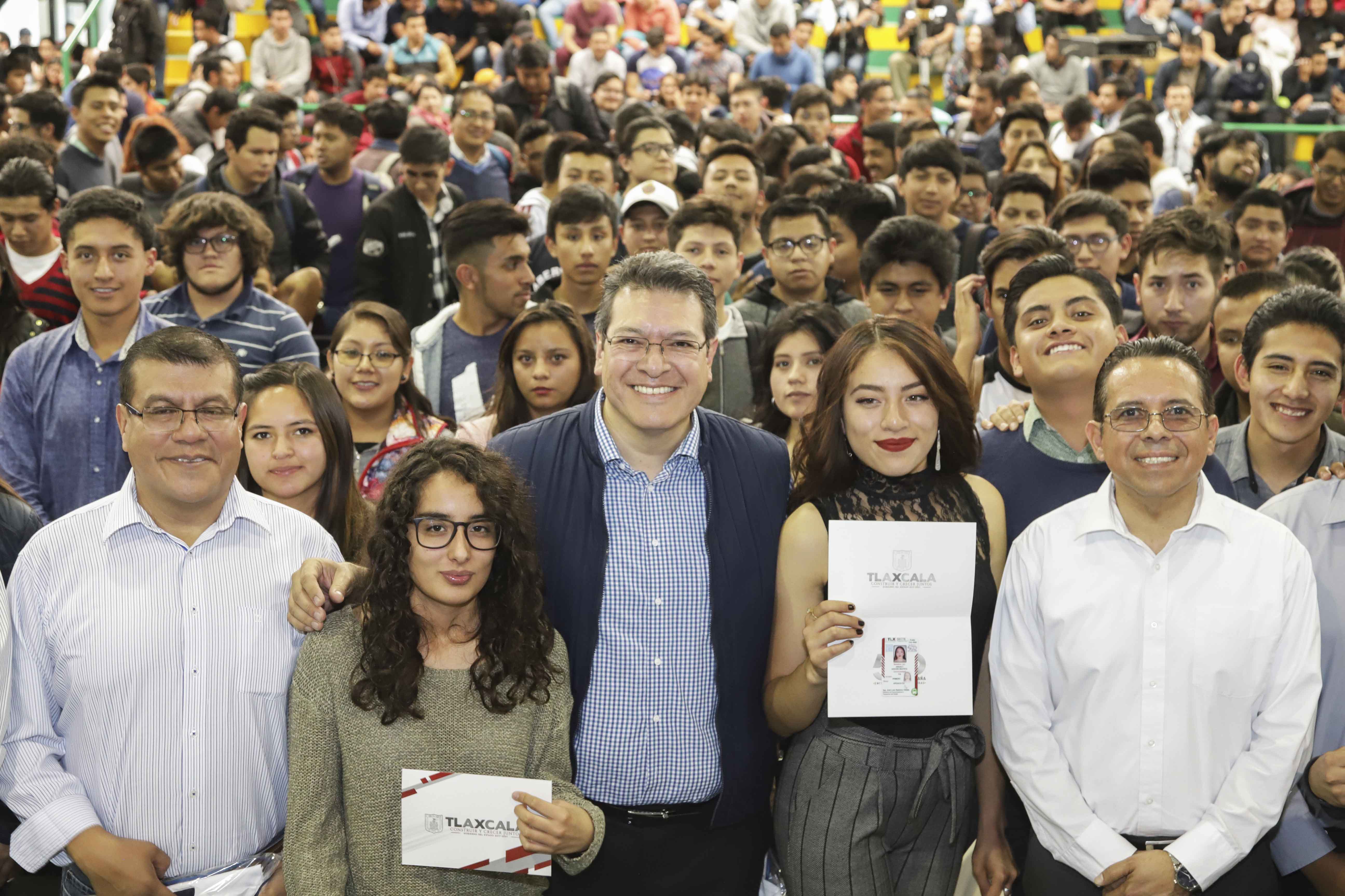 Marco Mena entrega credenciales de descuento en transporte a estudiantes del ITA
