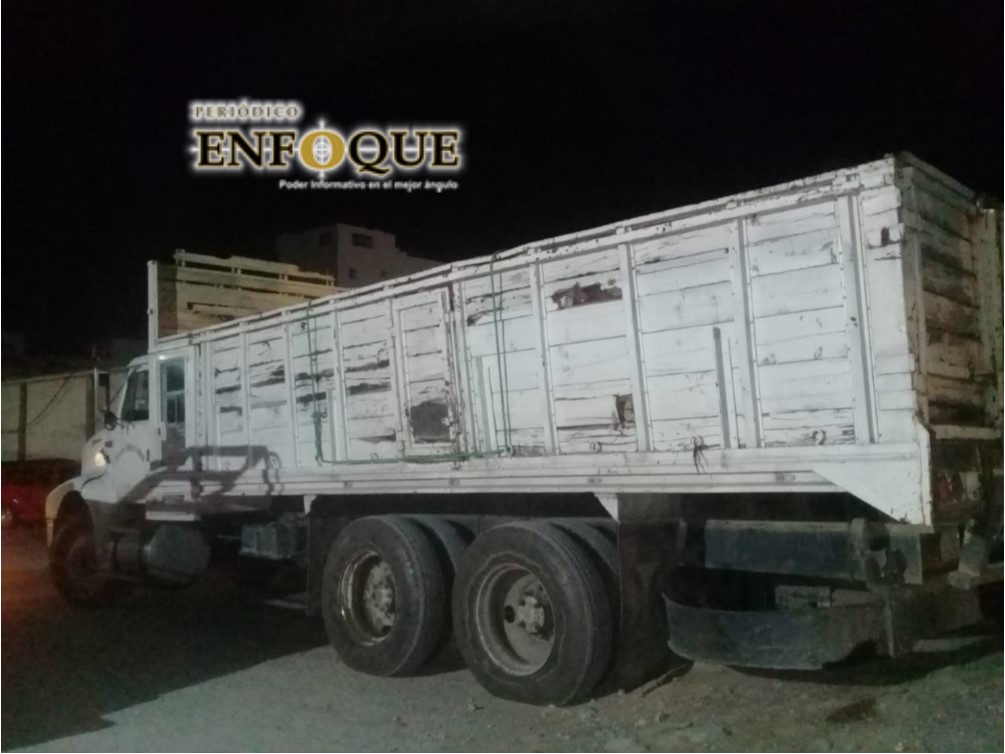 En Tepeaca recuperan vehículo con reporte de robo y frustran hurto de tractocamión