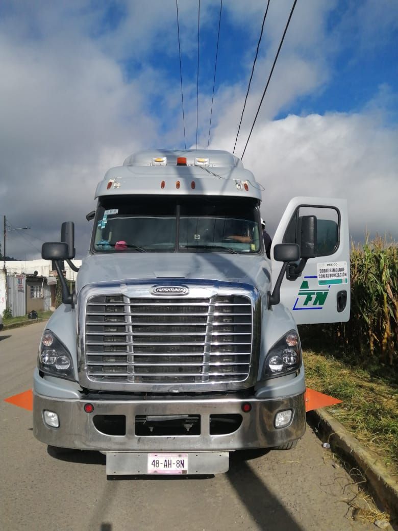 Recuperan policías de San Pedro Cholula trailer robado; hay 2 detenidos