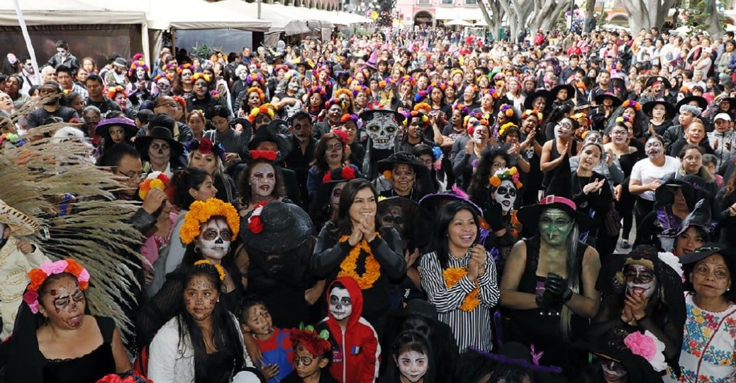 Foto: Cortesía  Catrinas y calaveras realizan activación física en el Zócalo de Puebla (Video)
