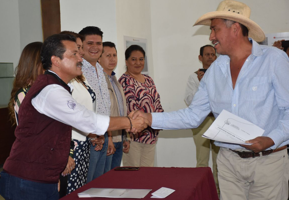 Foto: Cortesía  Entrega gobierno de San Pedro Cholula títulos de concesión a comerciantes.